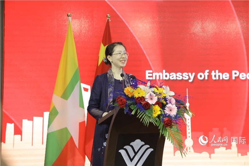 圖為使館臨時(shí)代辦曹靜致辭。人民網(wǎng)記者 謝佳君攝