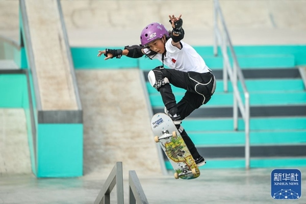 9月27日，中國選手崔宸曦在比賽中。當日，在錢塘輪滑中心舉行的杭州亞運會女子街式?jīng)Q賽中，中國選手崔宸曦以242.62分的成績奪得冠軍，曾文蕙獲得亞軍，日本選手伊藤美優(yōu)獲得季軍。新華社記者 潘昱龍攝