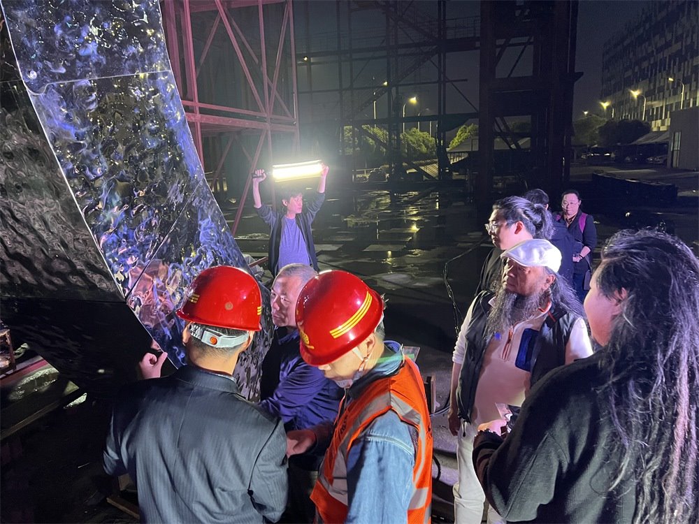 林崗（右二）和團(tuán)隊(duì)查看主火炬制作進(jìn)度。受訪者供圖