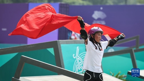 9月27日，崔宸曦在賽后慶祝奪冠。當日，在錢塘輪滑中心舉行的杭州亞運會女子街式?jīng)Q賽中，中國選手崔宸曦以242.62分的成績奪得冠軍，曾文蕙獲得亞軍，日本選手伊藤美優(yōu)獲得季軍。新華社記者 潘昱龍攝