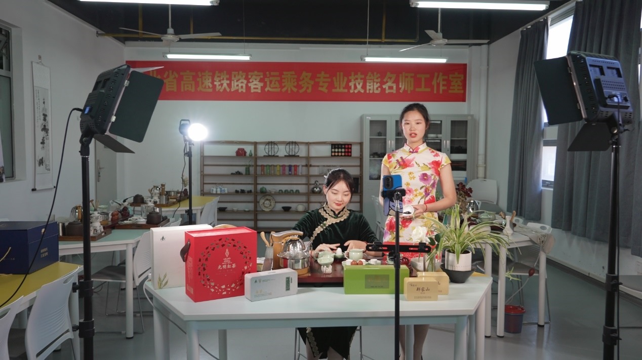 學(xué)生們正在直播。受訪單位供圖