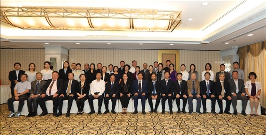 參會(huì)嘉賓合影留念。主辦方供圖