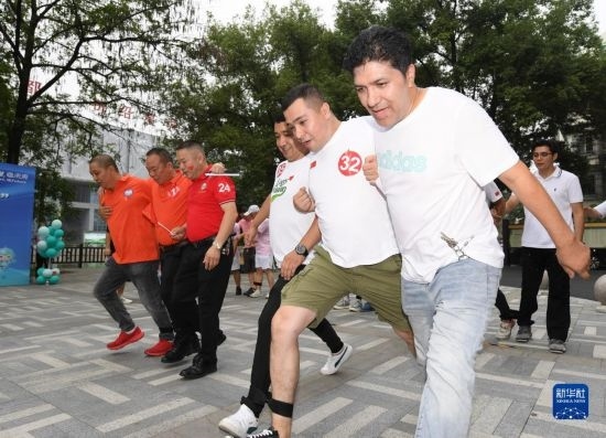 9月28日，在柯橋柯亭社區(qū)，各民族居民參加趣味運動會。