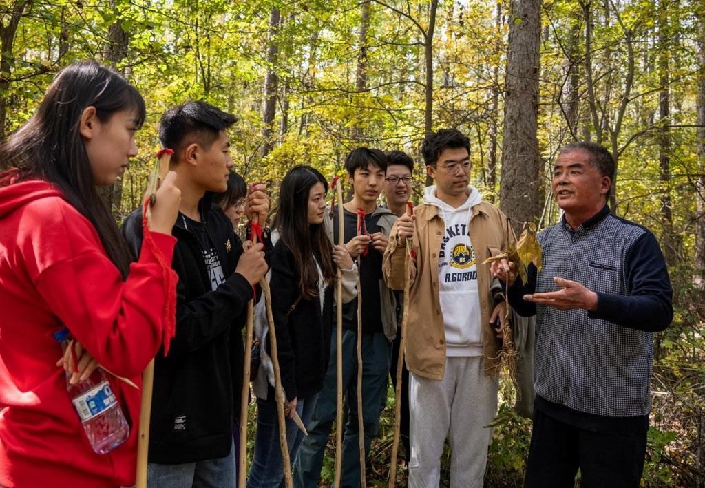 魏本勝為清華大學(xué)同學(xué)介紹長白山人參文化。嚴(yán)磊攝