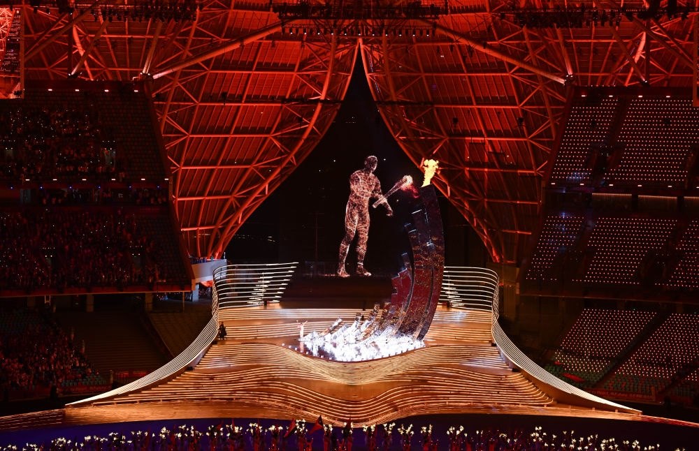 9月23日，最后一棒火炬手汪順和“數(shù)字火炬手”在第19屆亞洲運(yùn)動會開幕式上點(diǎn)燃主火炬。新華社記者 胡虎虎 攝