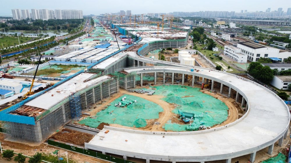 9月9日拍攝的?？谛潞８酆湍细邸岸€口岸”（貨運(yùn)）集中查驗(yàn)場所建設(shè)項(xiàng)目（無人機(jī)照片）。該項(xiàng)目是海南自貿(mào)港封關(guān)運(yùn)作重點(diǎn)項(xiàng)目。新華社記者 楊冠宇 攝