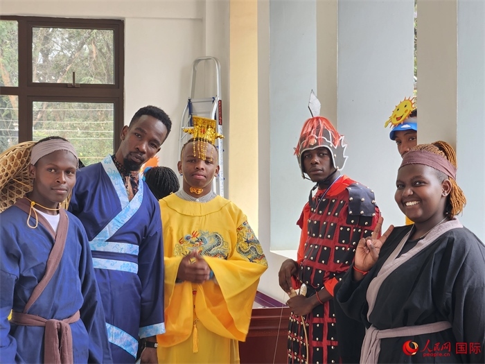 28日，肯尼亞內(nèi)羅畢大學(xué)孔子學(xué)院舉行“詩劇頌中秋，中肯共月明”中秋慶典，情景劇《嫦娥奔月》部分演員合影。人民網(wǎng)記者 黃煒鑫攝