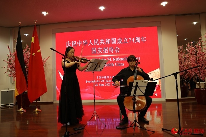 青年音樂家為來賓們現(xiàn)場演奏《我和我的祖國》。人民網(wǎng)記者 劉仲華攝