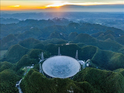 “中國天眼”全景（維護(hù)保養(yǎng)期間拍攝）。新華社記者 歐東衢 攝