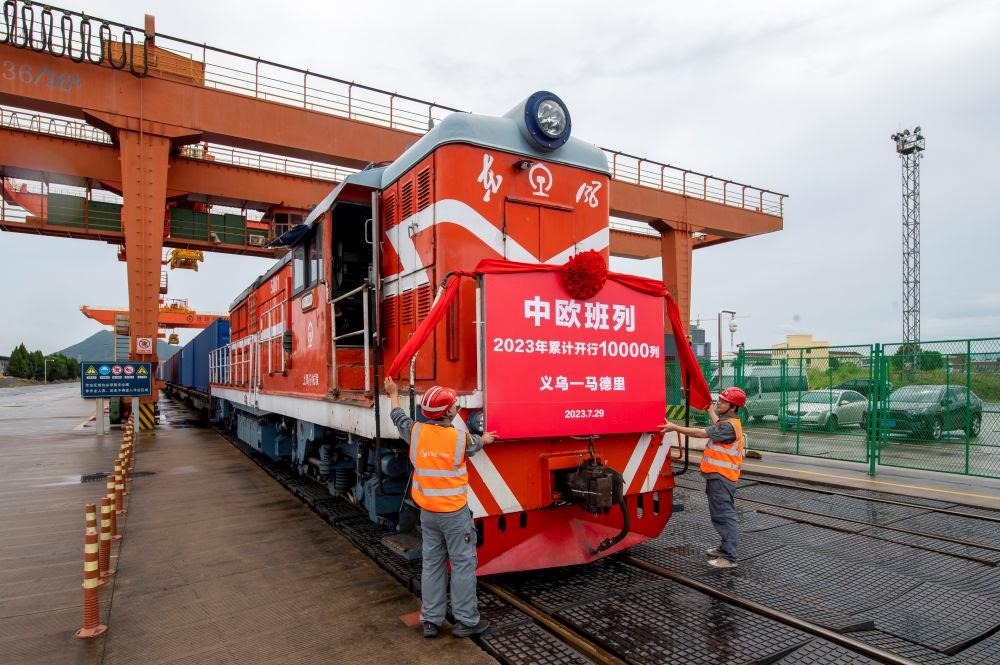 △2023年7月29日，滿載110個標(biāo)箱出口貨物的X8020次中歐班列從浙江義烏西站準(zhǔn)備啟程。