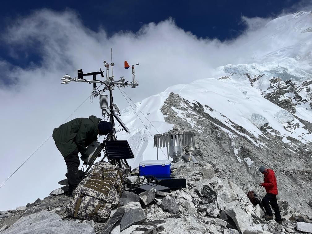 科考隊員在海拔6450米架設(shè)自動氣象站（9月25日攝）。（圖片由第二次青藏科考隊科考隊員提供）