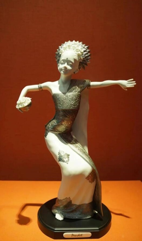 2013年10月，時(shí)任印度尼西亞總統(tǒng)蘇西洛贈(zèng)送習(xí)近平主席的鑲錫瓷塑舞者。