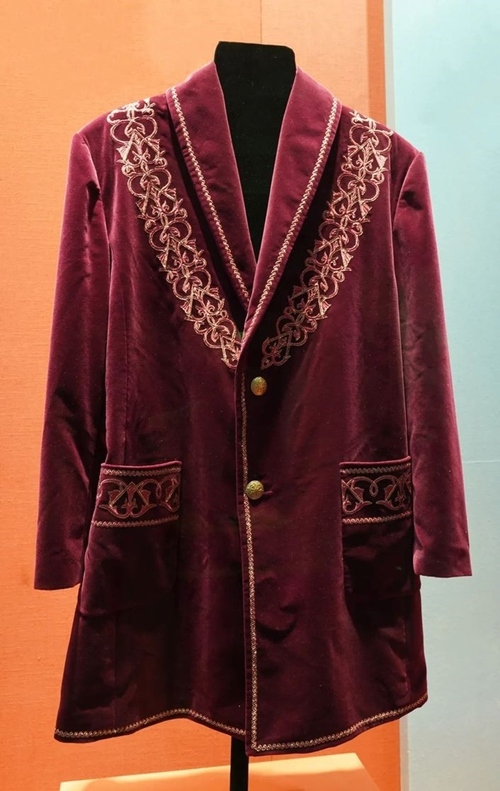 2013年9月，時(shí)任哈薩克斯坦總統(tǒng)納扎爾巴耶夫贈(zèng)送習(xí)近平主席的哈薩克斯坦民族服裝。