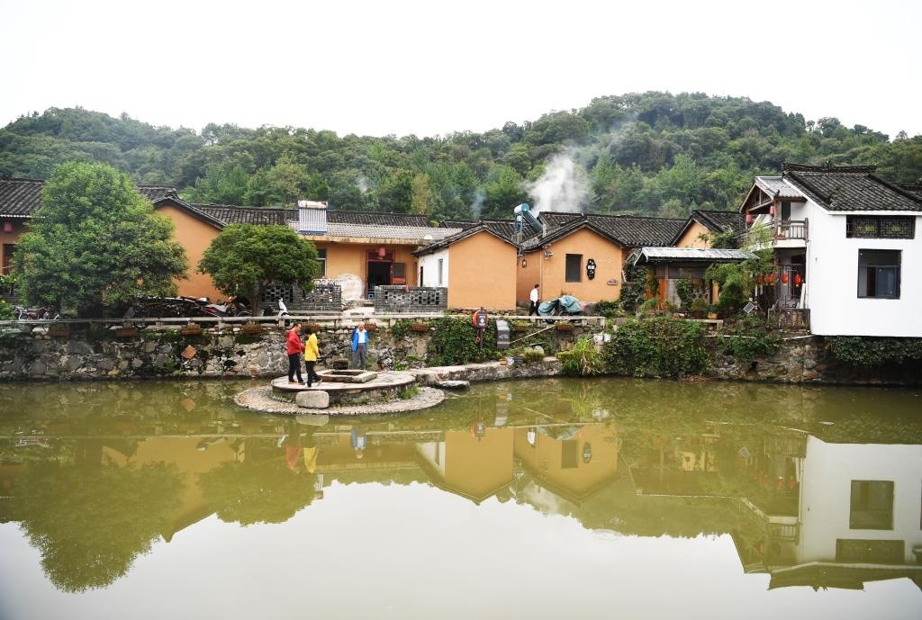 圖為9月27日游客在田鋪大塆參觀游玩。新華社記者張浩然攝