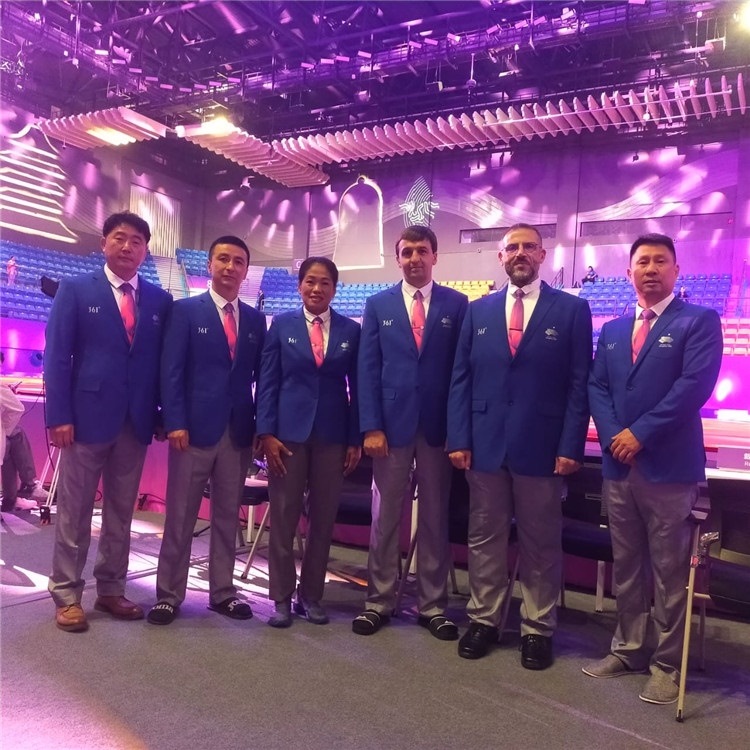 詹多斯·基亞諾夫與各國裁判員合影（左二）。 受訪者供圖