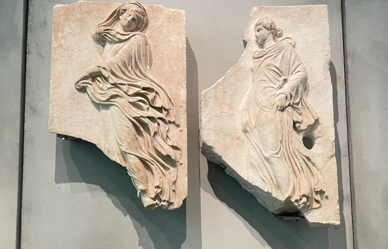 出自酒神劇場(chǎng)的浮雕，刻畫了舞者的形象。人民網(wǎng)記者 郭冠華攝