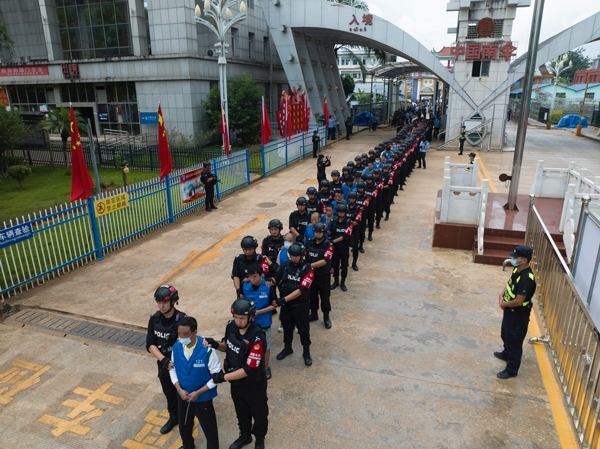 移交現(xiàn)場。公安部供圖