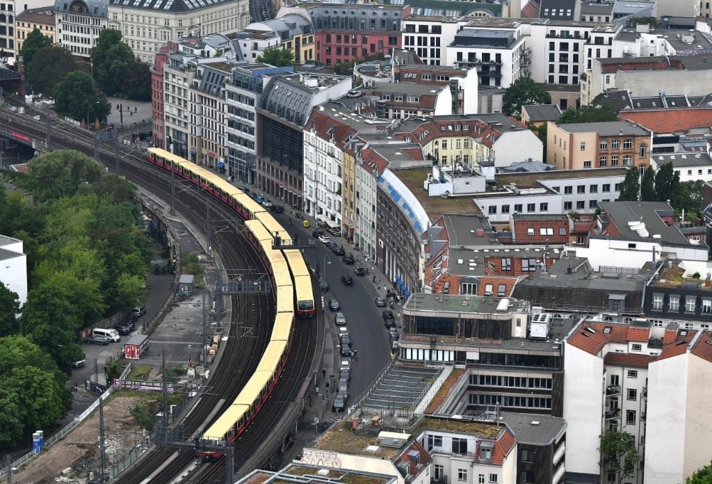 5月23日，列車在德國(guó)柏林市區(qū)行駛。新華社記者任鵬飛攝