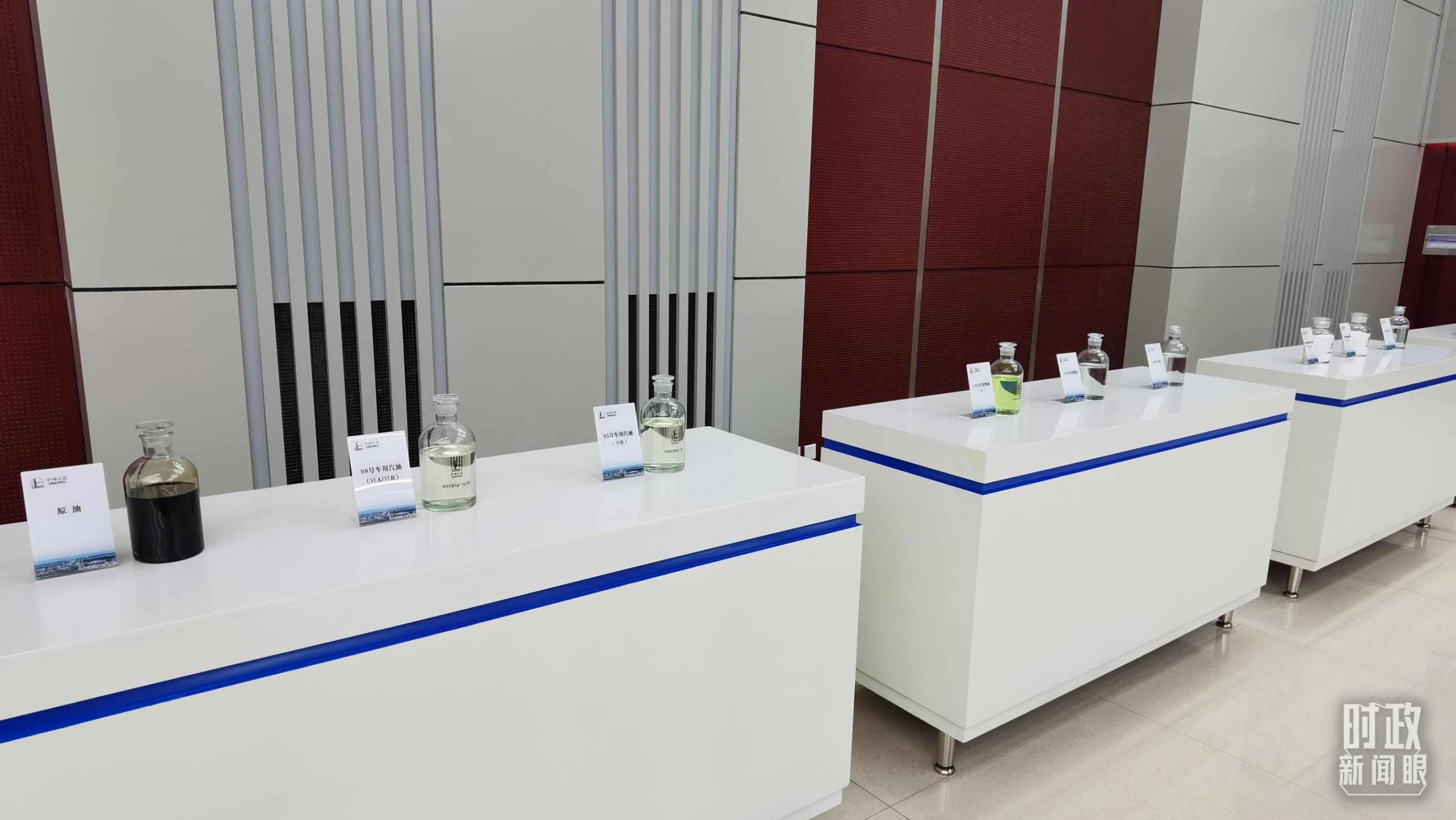 △中國(guó)石化九江分公司生產(chǎn)的產(chǎn)品展示。（總臺(tái)央視記者郭鴻拍攝）