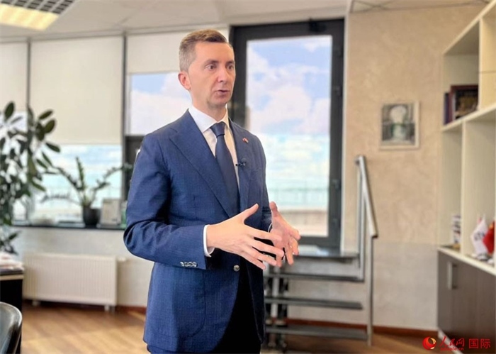 中白工業(yè)園開發(fā)公司第一副總經(jīng)理基里爾·卡羅杰耶夫接受人民網(wǎng)記者采訪。人民網(wǎng)記者 朱虹攝