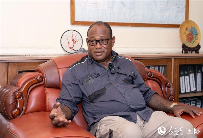 2023年9月13日，所羅門群島副總理兼基礎(chǔ)設(shè)施和發(fā)展部長梅納西·梅蘭加在首都霍尼亞拉接受人民網(wǎng)記者專訪。人民網(wǎng) 賀吉攝