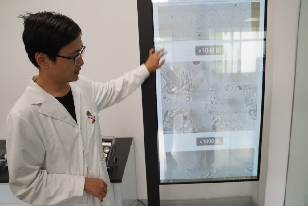 ↑ 工作人員展示瓷片標本的配方研究數(shù)據(jù)（2023年5月16日攝）。