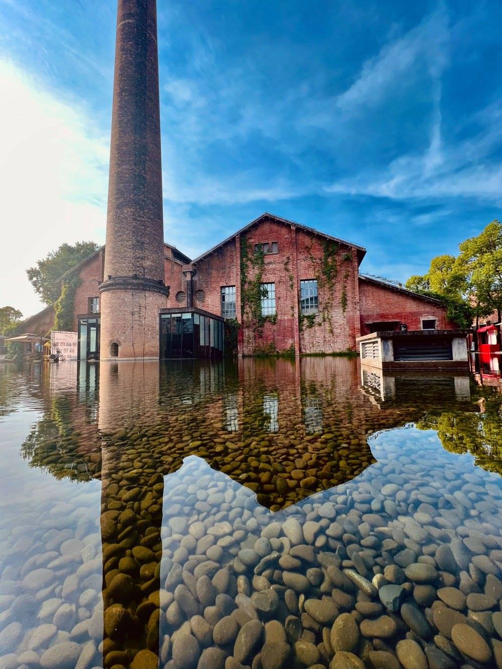 ↑景德鎮(zhèn)陶溪川文創(chuàng)街區(qū)一景（2023年5月15日攝）。