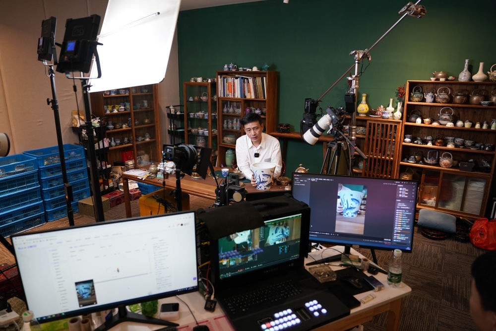 ↑在景德鎮(zhèn)，工作人員通過網(wǎng)絡(luò)直播推介陶瓷產(chǎn)品（2023年2月22日攝）。