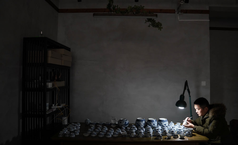 ↑ 2020年12月23日，手工陶瓷制作者在工作室檢測成品。