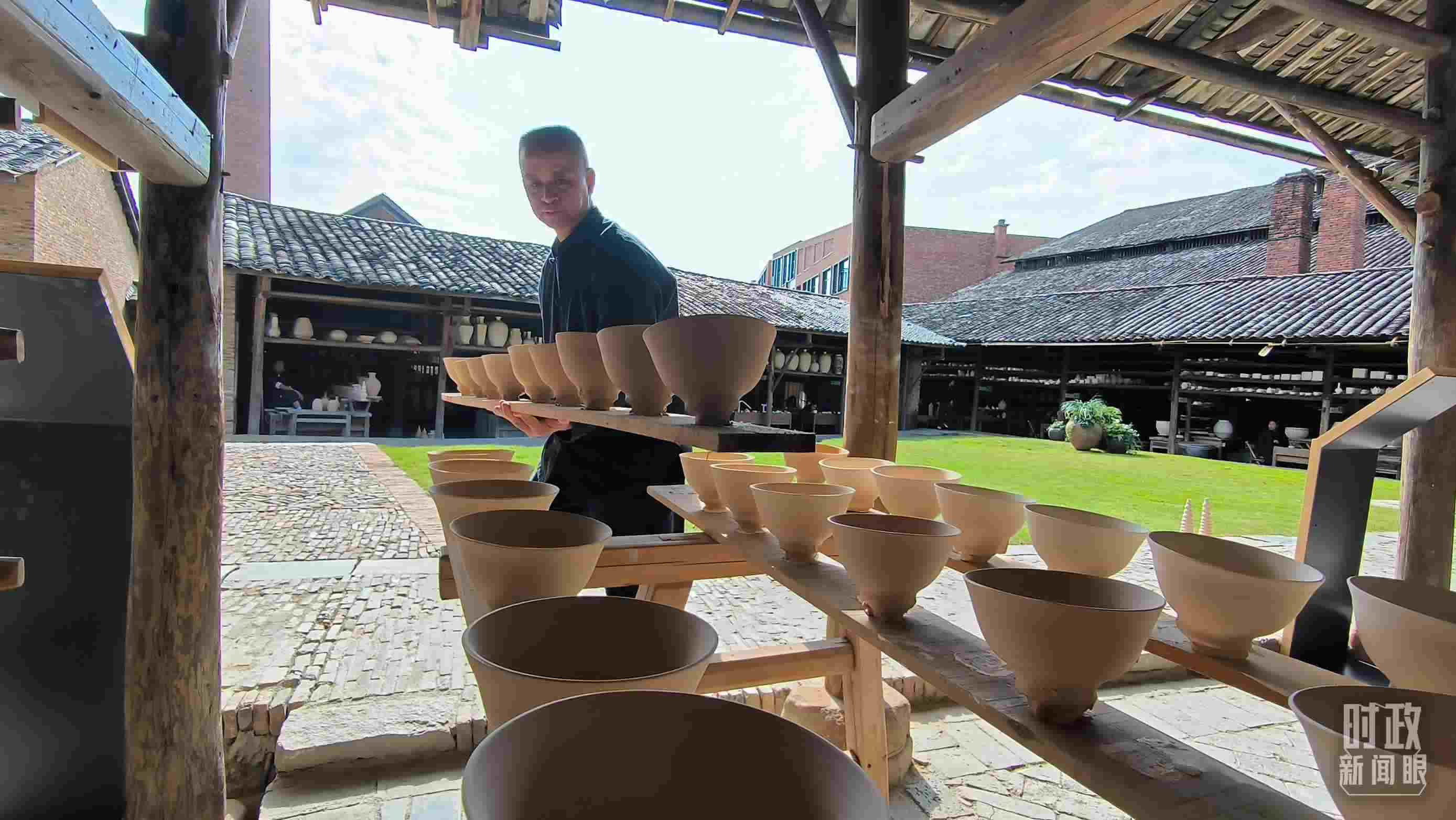 △匠人正在晾曬陶瓷制品。（總臺(tái)央視記者范凱拍攝）