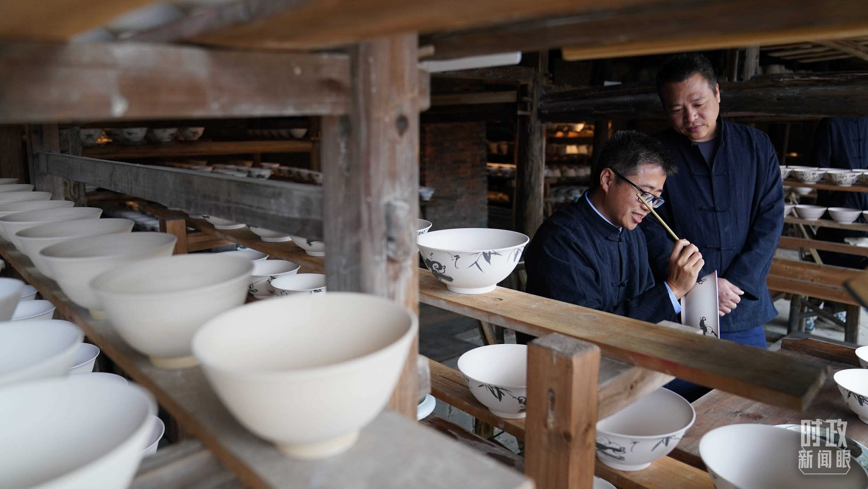 △非遺傳承人正在繪制瓷器。（總臺(tái)國(guó)廣記者李晉拍攝）