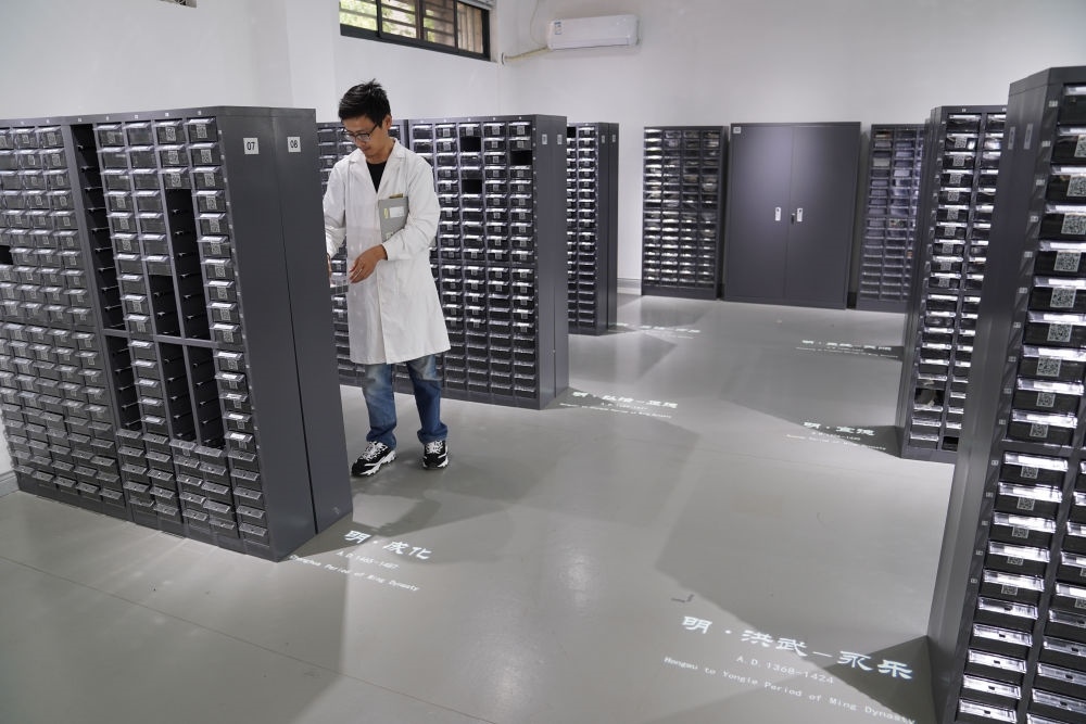 ↑工作人員在古陶瓷基因庫里工作（2023年5月16日攝）。