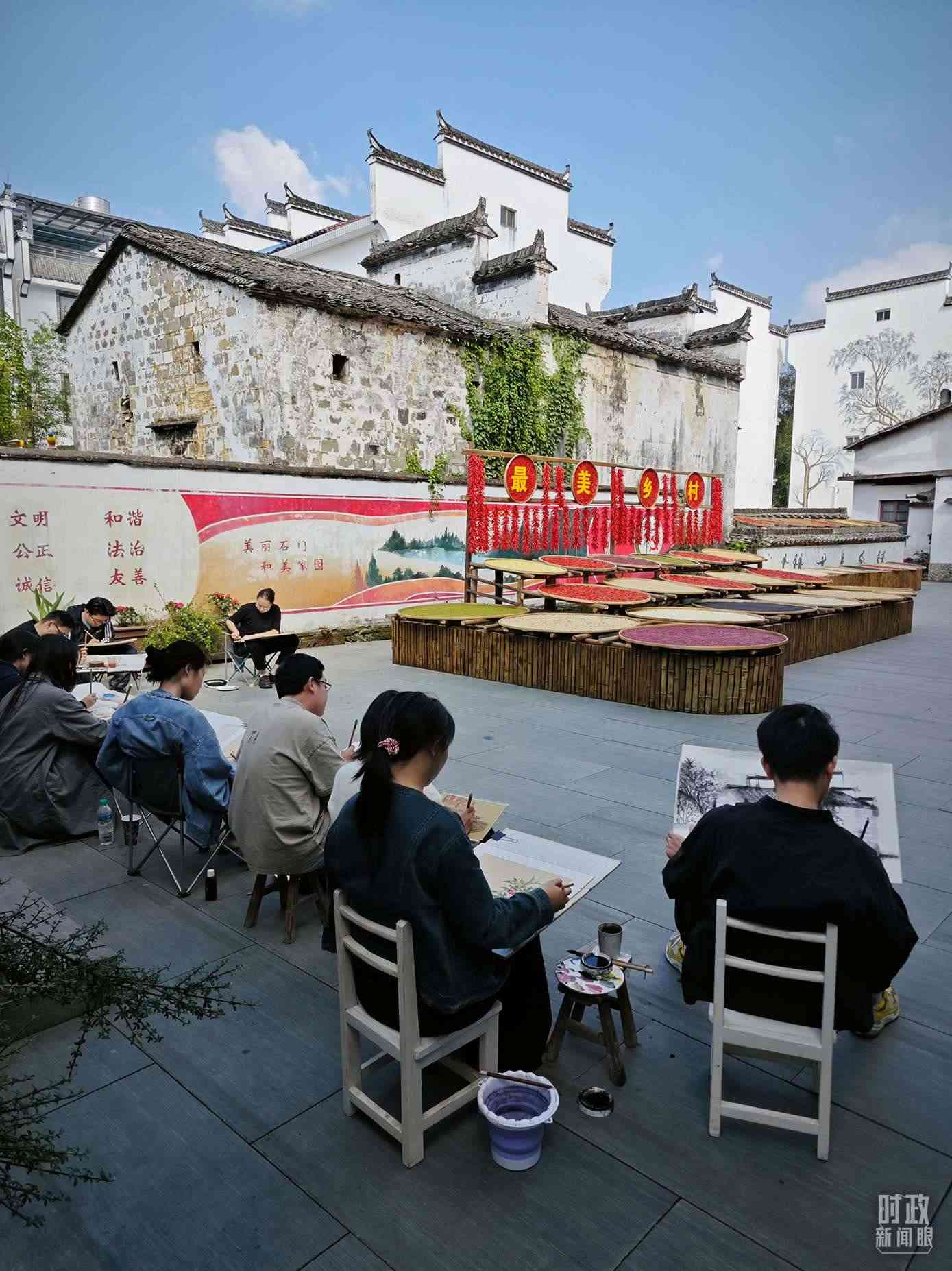 △來自中國(guó)美術(shù)學(xué)院的同學(xué)在石門村寫生。（總臺(tái)央視記者郁振一拍攝）