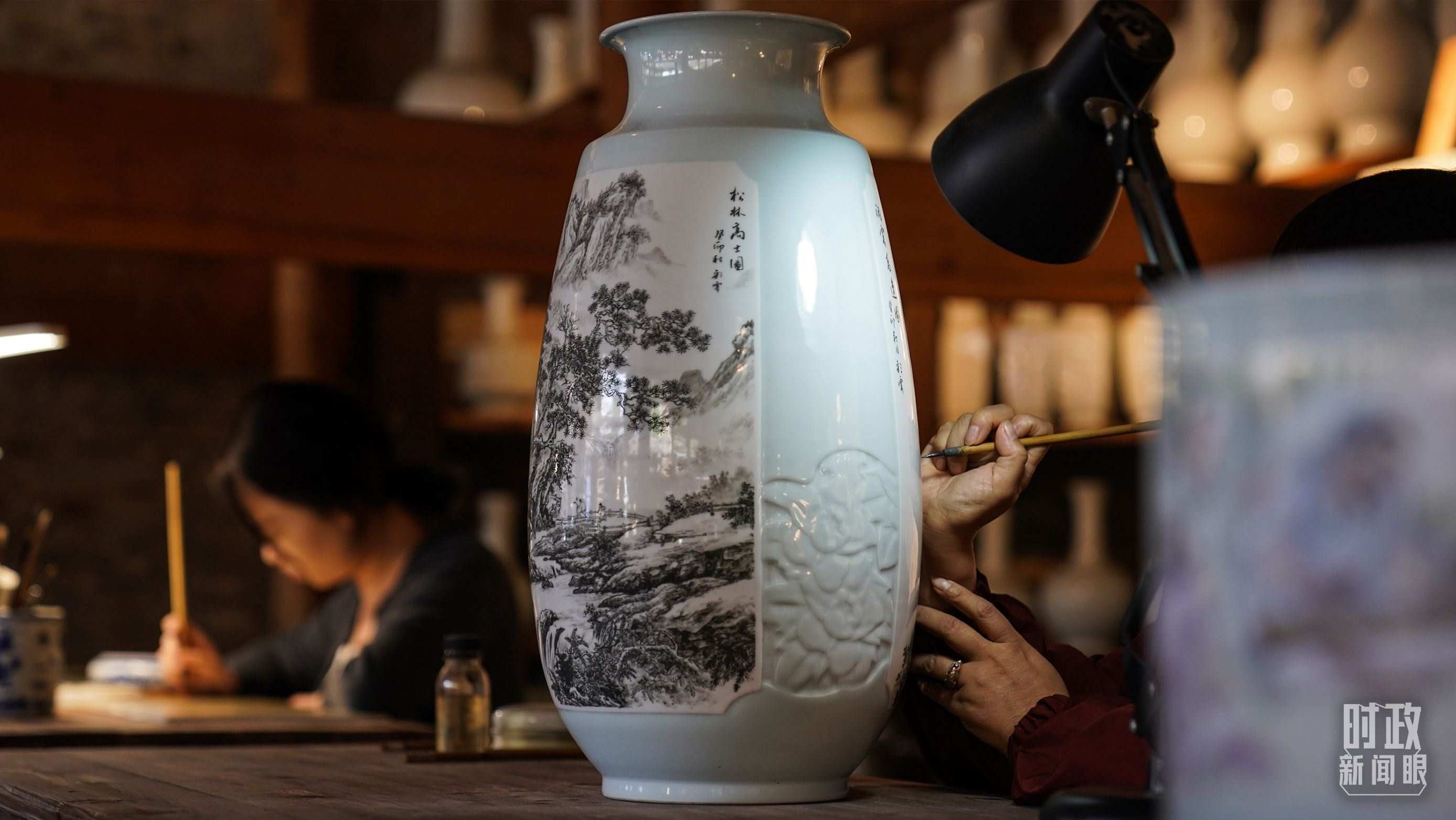 △陶瓷畫師正在繪制瓷器。（總臺(tái)國(guó)廣記者李晉拍攝）