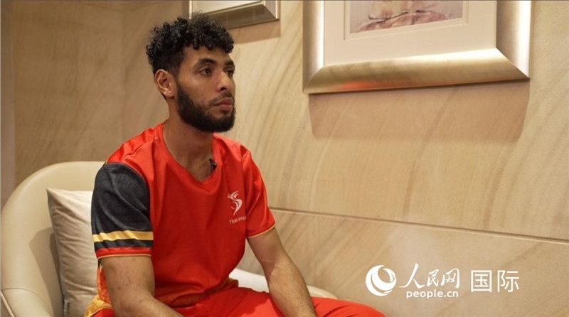 巴布亞新幾內(nèi)亞乒乓球國家隊隊員杰弗瑞·羅伊接受采訪。 人民網(wǎng) 彭昱凱攝