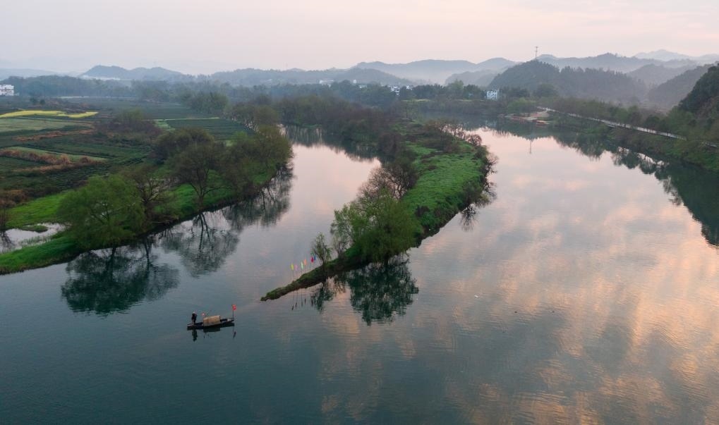2021年3月15日拍攝的婺源月亮灣旅游公園，石門自然村坐落于此。新華社記者 胡晨歡 攝