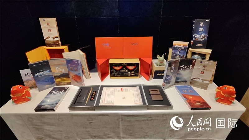 中央廣播電視總臺精品節(jié)目及文創(chuàng)產(chǎn)品展臺。人民網(wǎng) 蔣曉辰攝