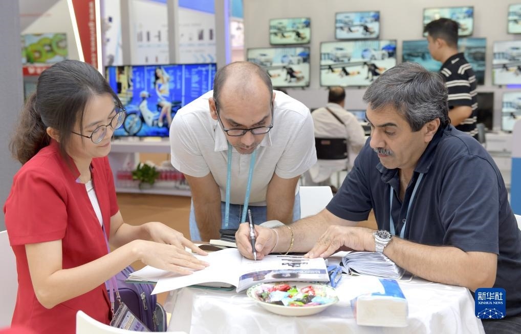 10月15日，客商在廣交會(huì)上洽談業(yè)務(wù)。新華社記者 盧漢欣 攝