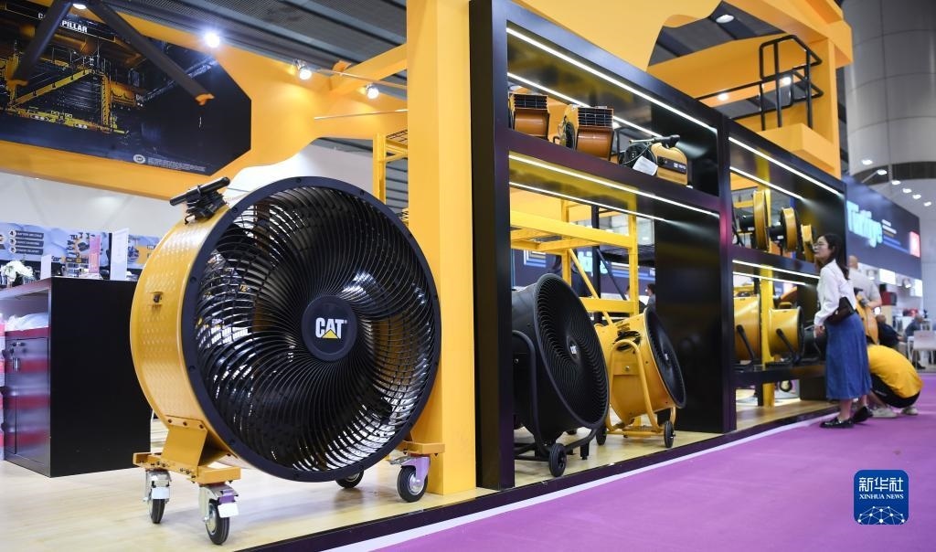 10月15日，參觀者在了解一家美國(guó)參展商的產(chǎn)品。新華社記者 鄧華 攝