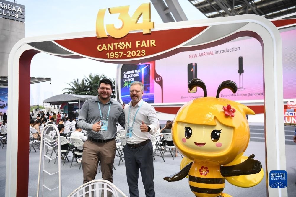 10月15日，來(lái)自巴西的采購(gòu)商在廣交會(huì)上合影。新華社記者 鄧華 攝