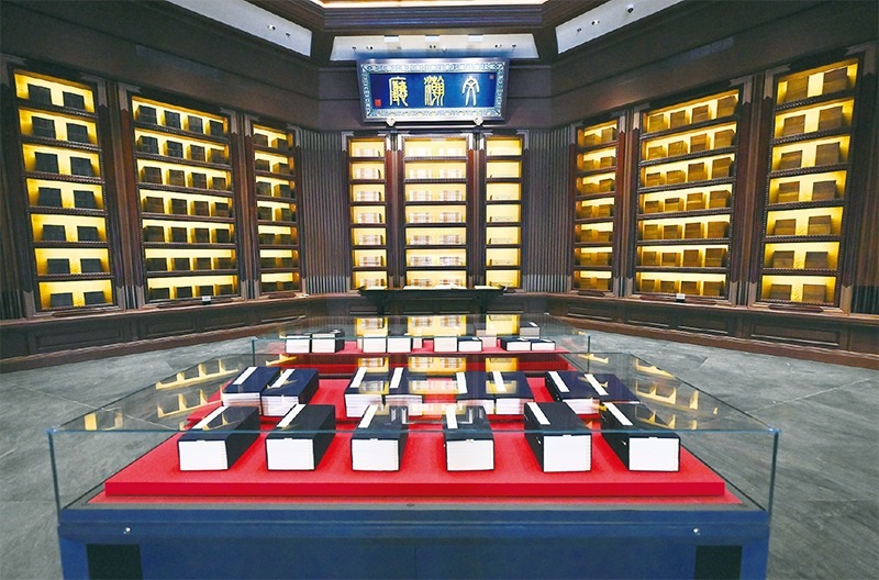 建設(shè)中國(guó)國(guó)家版本館，是以習(xí)近平同志為核心的黨中央作出的重大決策，是文明大國(guó)建設(shè)的基礎(chǔ)工程，是功在當(dāng)代、利在千秋的標(biāo)志性文化工程，充分體現(xiàn)了我們黨傳承發(fā)展中華文化的高度自覺(jué)、汲取歷史智慧更好走向未來(lái)的歷史主動(dòng)。圖為2023年5月拍攝的中國(guó)國(guó)家版本館中央總館文瀚廳。 新華社發(fā)