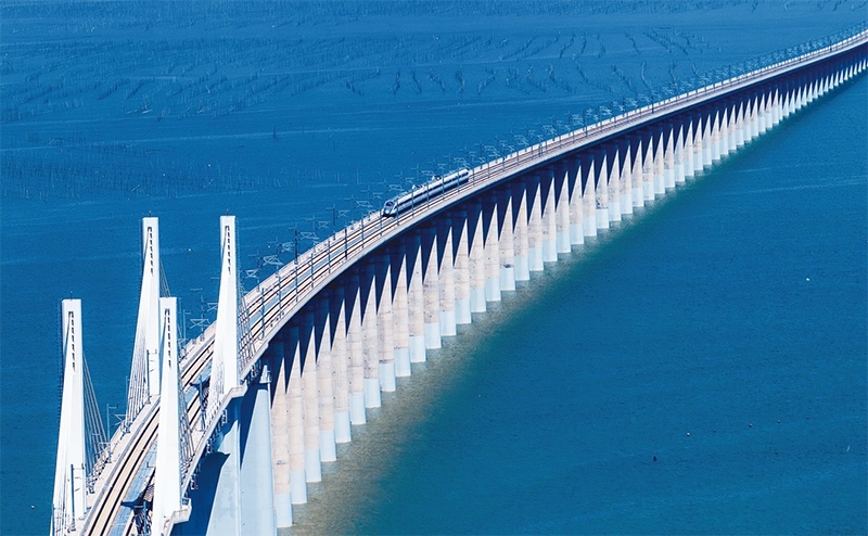 2023年9月28日，中國(guó)首條時(shí)速350公里跨海高鐵——福廈高鐵正式開通運(yùn)營(yíng)。圖為一列運(yùn)行試驗(yàn)車組駛過(guò)福廈高鐵湄洲灣跨海大橋（9月19日攝，無(wú)人機(jī)照片）。 新華社記者 魏培全/攝