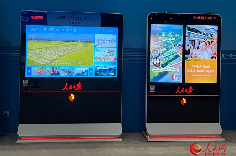 位于新聞中心的人民日?qǐng)?bào)電子閱報(bào)欄。人民網(wǎng)記者 杜燕飛攝