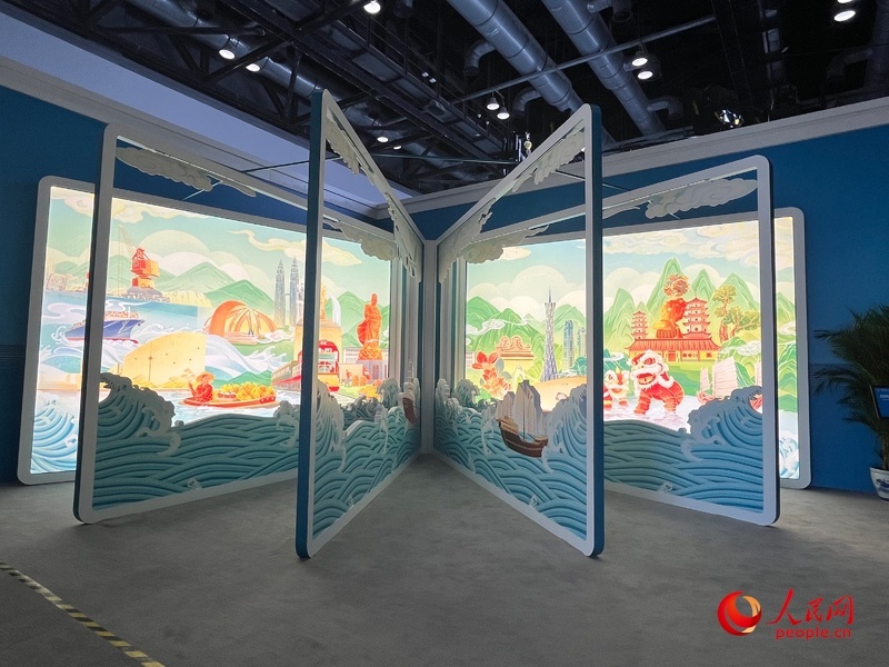 新聞中心媒體公共工作區(qū)兩側(cè)矗立著打開(kāi)的“書(shū)畫(huà)”。人民網(wǎng)記者 杜燕飛攝