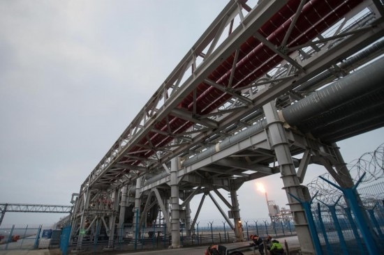 這是2018年8月8日在俄羅斯薩別塔拍攝的中俄亞馬爾項(xiàng)目輸氣管道。（新華社記者吳壯攝）