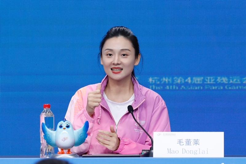 杭州市殘疾人綜合服務(wù)中心干事毛董萊介紹成為亞殘運(yùn)會(huì)火炬手的經(jīng)歷。杭州亞殘組委供圖