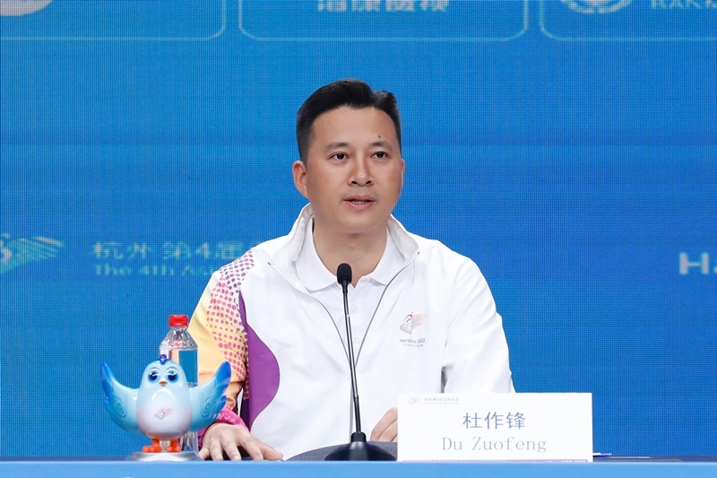 杭州亞殘運(yùn)會(huì)火炬?zhèn)鬟f指揮中心副指揮長(zhǎng)杜作鋒介紹火炬?zhèn)鬟f工作安排。杭州亞殘組委供圖