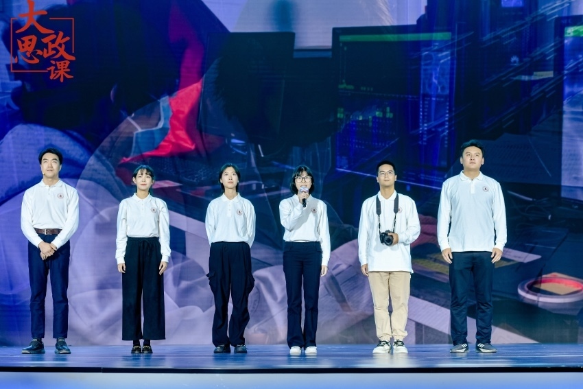 四川大學(xué)三星堆遺址考古隊(duì)隊(duì)長(zhǎng)、考古文博學(xué)院教授黎海超和四川大學(xué)三星堆遺址考古隊(duì)隊(duì)員們