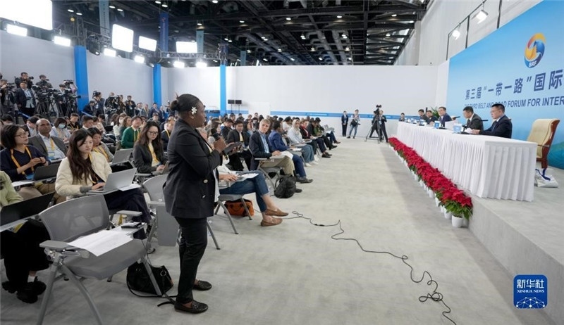 10月16日，第三屆“一帶一路”國際合作高峰論壇新聞中心在北京國家會議中心舉行首場吹風(fēng)會，邀請自然資源部國際合作司和相關(guān)單位負(fù)責(zé)人介紹有關(guān)情況，并回答記者提問。新華社記者 王毓國攝