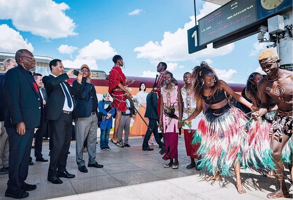 △2023年10月6日，多國駐肯使節(jié)在肯尼亞內(nèi)羅畢的蒙內(nèi)鐵路內(nèi)羅畢站觀看文藝演出。